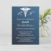 Einladung der modernen Navy Blue Nurse Graduation  (Stehend Vorderseite)