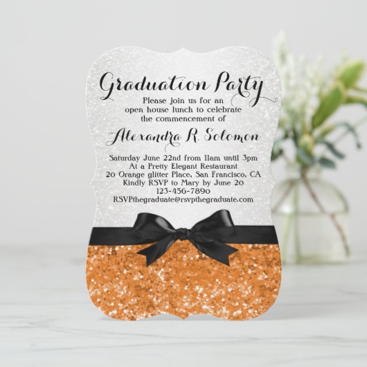 Einladung der Orange Glittery Bow Graduation Party (Stehend Vorderseite)