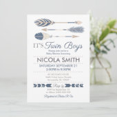 Einladung der Twin Boys Tribal Arrow Baby Shower (Stehend Vorderseite)