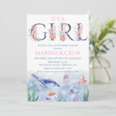 Einladung eines Mädchens unter der Kinderdusche (Stehend Vorderseite)