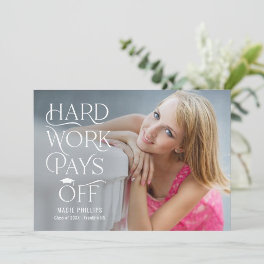 Einladung eines roten Abschlusses (Stehend Vorderseite)