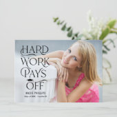 Einladung eines roten Abschlusses (Stehend Vorderseite)