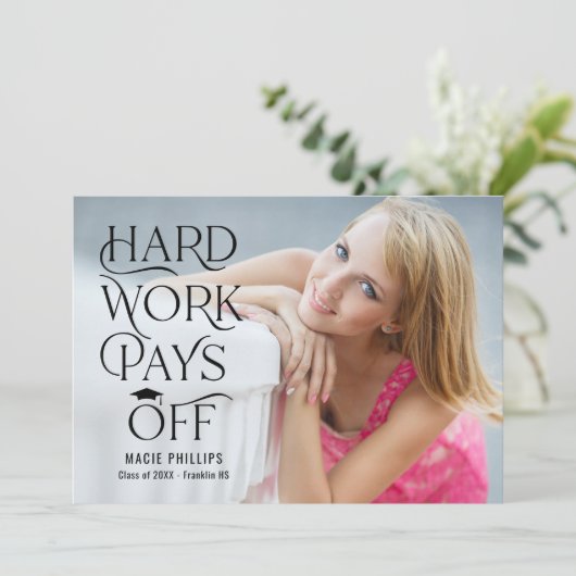 Einladung eines roten Abschlusses (Stehend Vorderseite)