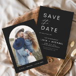 Einladung von Budget Black Save the Date Foto Flyer<br><div class="desc">Budget Wedding Black Save the Date Cards mit einem Foto auf der Vorderseite. Die Save the Date-Karten enthalten eine moderne,  handgeschriebene,  kursive Schriftzeichen-Typografie,  die elegant,  einfach und modern nach einem einfachen Hochzeitstag-Fest zu verwenden sind.</div>