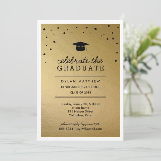 Einladung von Cap and Confetti Gold Abschluss (Stehend Vorderseite)