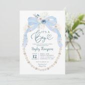 Einladung von Dusty Blue Bow und Pearl Baby Shower (Stehend Vorderseite)