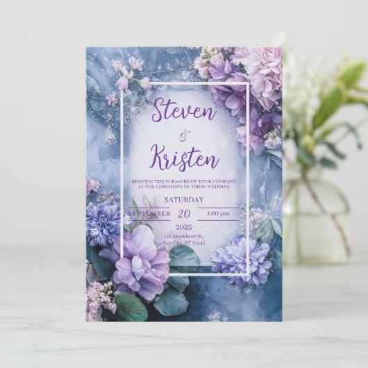 Einladung von Dusty Blue und Lila Floral Wedding (Stehend Vorderseite)