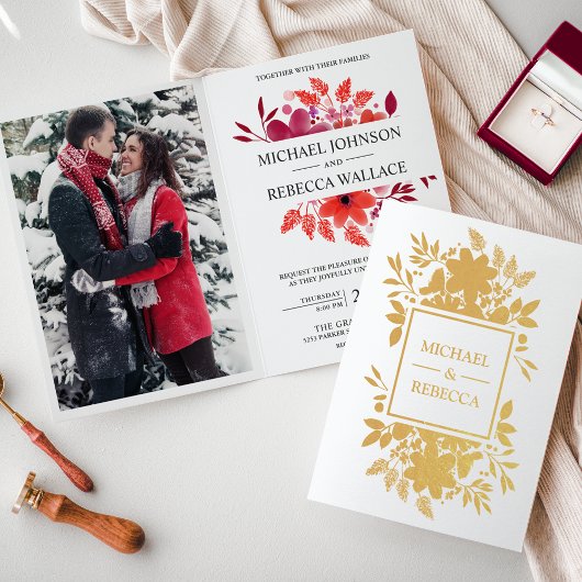 Einladung von Goldfoil Crimson Red Floral Wedding