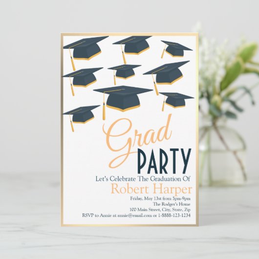 Einladung von Lustrous Navy & Gold Hats Abschluss (Stehend Vorderseite)