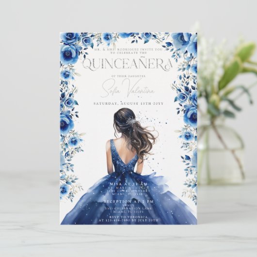 Einladung von Quinceañera Royal Blue Floral Prince (Stehend Vorderseite)