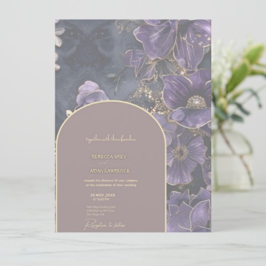Einladung von Regal Lila und Gold Floral Wedding (Stehend Vorderseite)