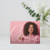 Einladung zu Chic Script Foto Graduation Party Postkarte (Stehend Vorderseite)