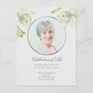 Einladung zum Gedenken mit Foto und Lilien Postkarte