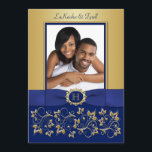 Einladung zum Hochzeitsfeiern mit Monogram Blue, G<br><div class="desc">Dieses luxuriös reiche und elegant aussehende mit Monogramm königsblaue und goldene Blumenmuster mit einer Schriftrolle-Hochzeitseinladung hat ein PRINTED-Band mit einem bedruckten blauen und goldenen Imitat, das auf Knopfgravur gegraben ist, sowie einen Bildvorlagenbereich, in dem Sie Ihr eigenes digitales Foto hinzufügen können. Der gesamte Text und die Papierauswahl sind anpassbar. ***BITTE...</div>