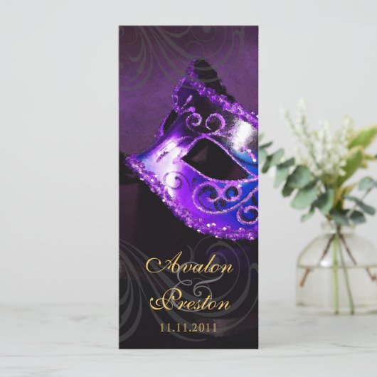 Einladung zum Lila Masquerade Hochzeitsprogramm (Stehend Vorderseite)
