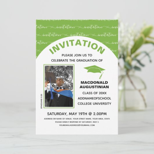 Einladung zum stilvollen hellgrünen Graduate Foto (Stehend Vorderseite)