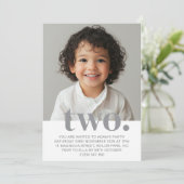 Einladung zum zweiten Geburtstag Foto in Grau (Stehend Vorderseite)
