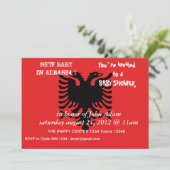 Einladung zur Baby Dusche mit der Flagge Albaniens (Stehend Vorderseite)
