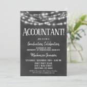 Einladung zur Chalkboard Accountant Graduation Par (Stehend Vorderseite)