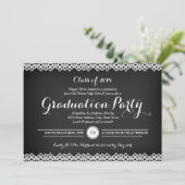 Einladung zur Chalkboard & Lace Graduation Party (Stehend Vorderseite)