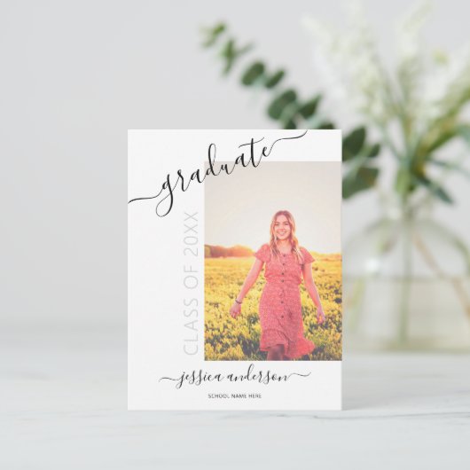 Einladung zur einfachen kalligraphischen Graduieru Postkarte (Stehend Vorderseite)