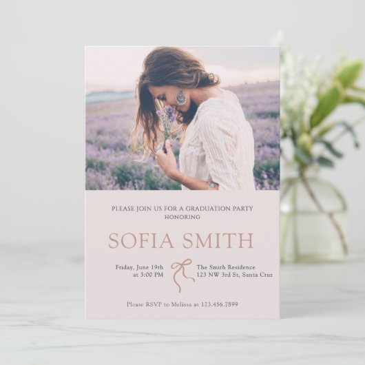 Einladung zur Elegant Bow Graduation Party (Stehend Vorderseite)