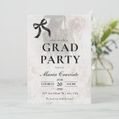 Einladung zur eleganten Black Bow Graduation Party (Stehend Vorderseite)