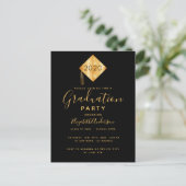 Einladung zur Graduation Party Cap Black Gold 2025 Postkarte (Stehend Vorderseite)
