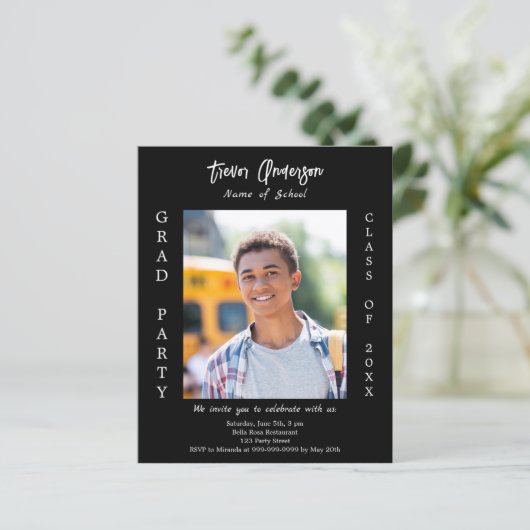 Einladung zur Graduiertengruppe Schwarz-weißes Fot (Stehend Vorderseite)