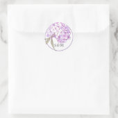 Einladung zur Hochzeit der lila Floral Monogramm Runder Aufkleber (Tasche)