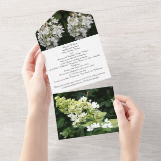 Einladung zur Hochzeit mit weißen Blumen