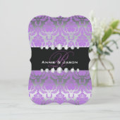 Einladung zur Hochzeit von lila Damask Monogram (Stehend Vorderseite)