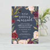 Einladung zur Hochzeit von Navy Floral Burgundy Le (Stehend Vorderseite)