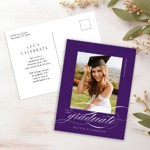 Einladung zur lila, eleganten Skriptabsolventin Postkarte