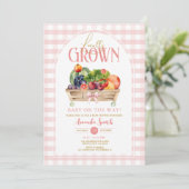 Einladung zur lokalen Grown Baby Shower Pink Gingh (Stehend Vorderseite)