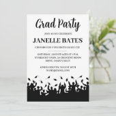 Einladung zur modernen Schwarz-Weiß-Abschlussfeier (Stehend Vorderseite)