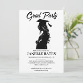 Einladung zur modernen Schwarz-Weiß-Abschlussfeier (Stehend Vorderseite)