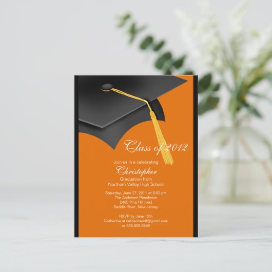 Einladung zur Schwarzen Orange Grad Cap Graduation (Stehend Vorderseite)