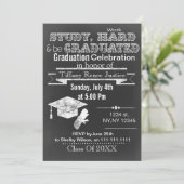 Einladung zur Vintagen Chalkboard Graduiertenparty (Stehend Vorderseite)