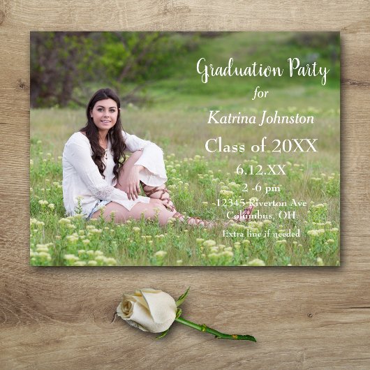 Einladung zur White Text Graduation Party Postkarte