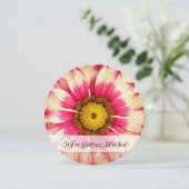 Einladungen zum "Get Hitched Pink Daisy Round Wedd (Stehend Vorderseite)