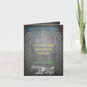 Einladungskarte für Schulanmeldungen auf der Tafel (Vorderseite)