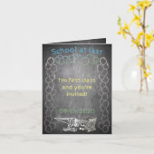 Einladungskarte für Schulanmeldungen auf der Tafel (Gelbe Blume)