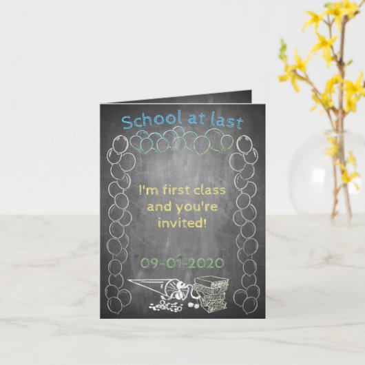 Einladungskarte für Schulanmeldungen auf der Tafel (Gelbe Blume)