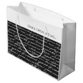 Einmal in der Geschichte Schwarz-weiß handgeschrie Große Geschenktüte (Rückseite Schrägansicht)