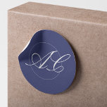 Einmalige, elegante Hochzeit der Marine Runder Aufkleber<br><div class="desc">Klassische formale Kalligraphie mit eingekreist Skript Monogramm schlichte elegante Marineblau-Weiß-Umschlag Aufkleber oder bevorzugen Verpackung Hochzeitsaufkleber.</div>
