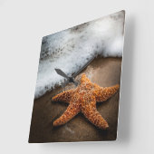 Einmaliger Starfish am Strand Quadratische Wanduhr (Winkel)