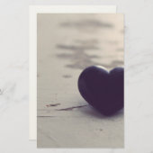 Einmaliges Lila Steinherz an einem weißen Sandstra Briefpapier (Vorne/Hinten)