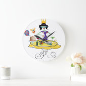 Einmaliges Mädchen mit einem Festtisch Große Wanduhr (Zuhause)