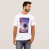 Einpalme bei Sonnenuntergang, Coconut Grove Strand T-Shirt (Vorne ganz)